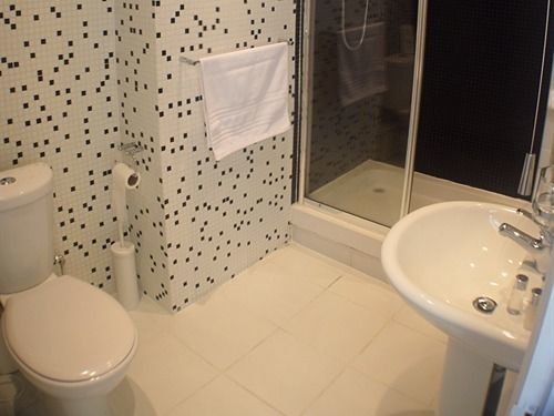 Broad Oaks B&B Солихъл Екстериор снимка